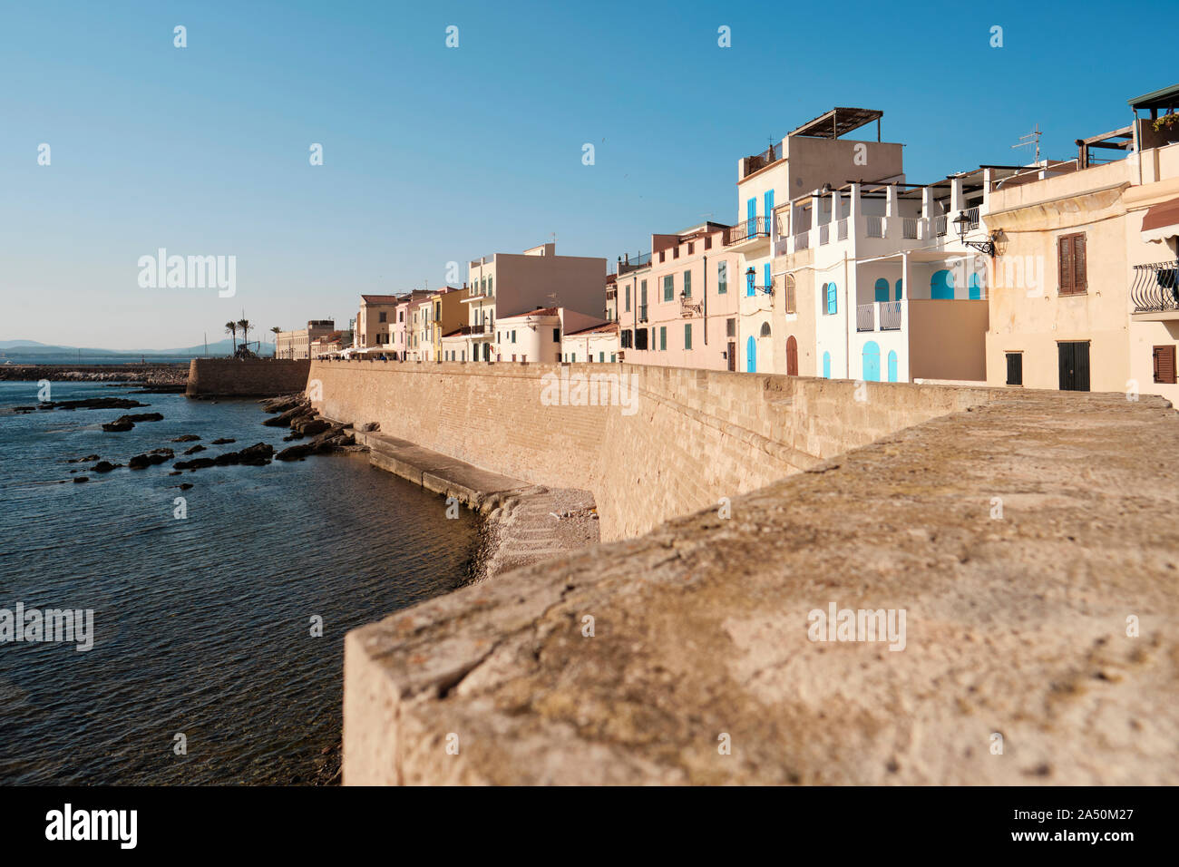 Stadt Alghero an der Nordwestküste von Sardinien, Italien. Von alten Mauern umgeben, ist es für seine gepflasterten alten Zentrum bekannt - Sardinien Italien Europa Stockfoto