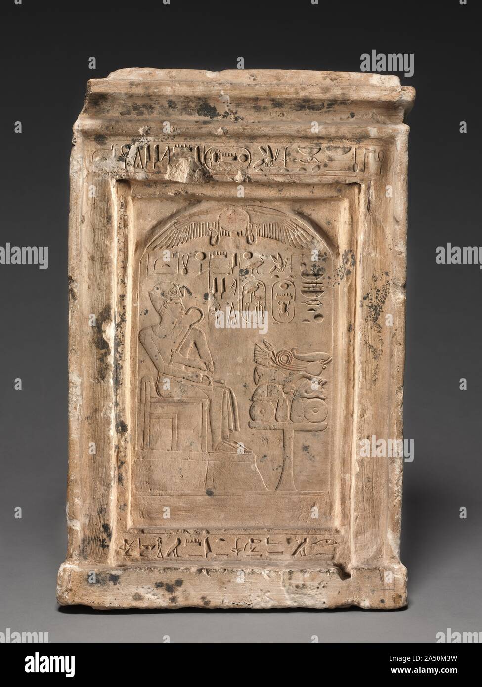 Inländische Schrein, C. 1479-1425 v. Chr.. In der Heimat wie ein Symbol verwendet, dieses Heiligtum wurde ursprünglich mit zwei Türen mit Scharnieren, an jeder Seite und in der Mitte verschraubt. Die oberen und unteren Buchsen für die Drehzapfen dieser Türen noch überleben. Die Anbeter öffnete die Türen der Darstellung von König Thutmosis III. vor ein Angebot Tisch zu offenbaren. Die hieroglyphische Inschrift an der Basis sagt uns, dass das Heiligtum wurde für das Grab Arbeiter Amenemheb. Das Schnitzen ist eindeutig im Stil von Thutmosis III &#x2019;s Herrschaft, die zeigen, dass solche Objekte von privaten Verehrung hergestellt wurden Stockfoto