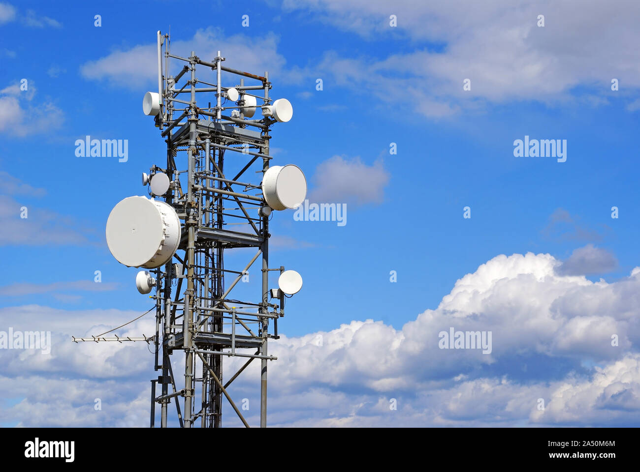 Radar- und Antennen auf dem Hintergrund des blauen Himmels. Stockfoto