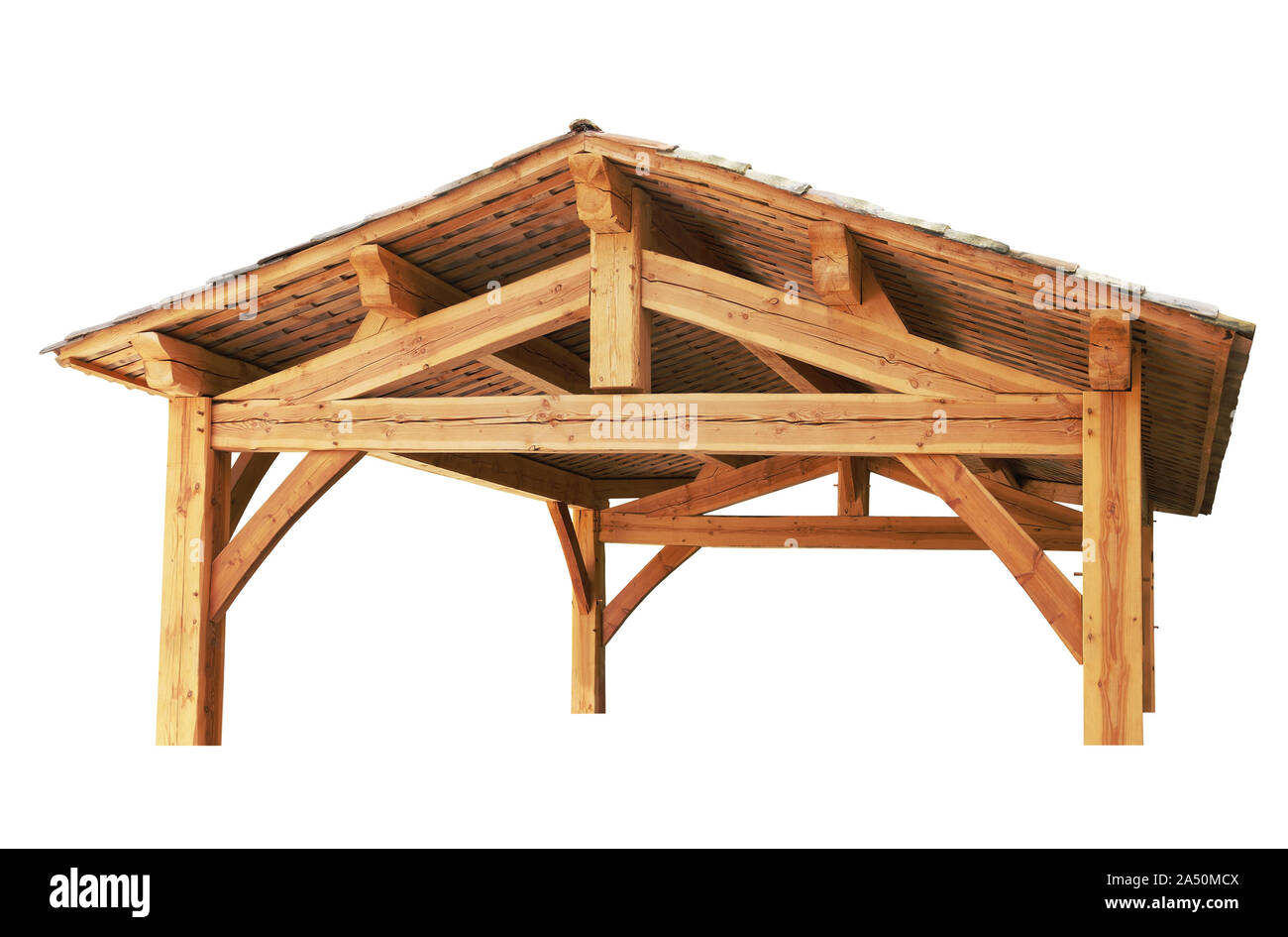 Holzrahmen unterstützt ein Dach in runden Fliesen. Weißer Hintergrund Stockfoto