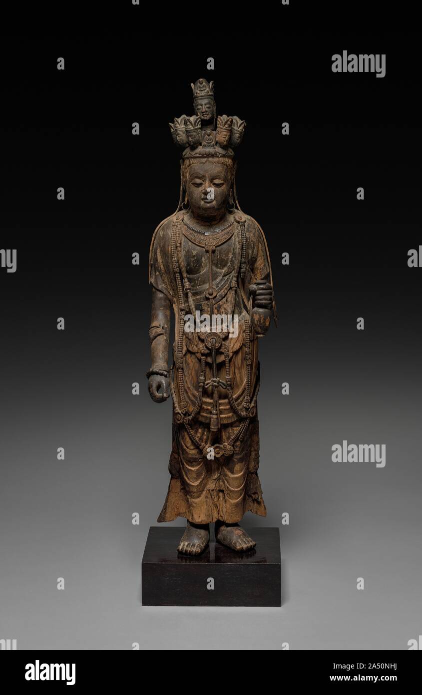 Eleven-Headed Guanyin, Ende 600 s. Guanyin, der Bodhisattva des unendlichen Mitgefühls, kann durch seine Attribute, die einen winzigen Amida Buddha in seiner Krone identifiziert werden, und hält eine Flasche mit dem Nektar des Lebens in seiner linken Hand. Die elf-köpfige Guanyin, insbesondere, hat seine Augen und Ohren offen in alle Richtungen zu hören, zu sehen und die Hilfe all derer, die in Not sind. Die Kleidung und Schmuck dieser anmutigen Abbildung erinnern uns daran, dass der historische Buddha Shakyamuni, ursprünglich ein indischer Prinz war, bevor er die Erleuchtung erreicht. Nach seinem Tod trat er in das Nirwana, einen ewigen Zustand frei von Begehren und Su Stockfoto