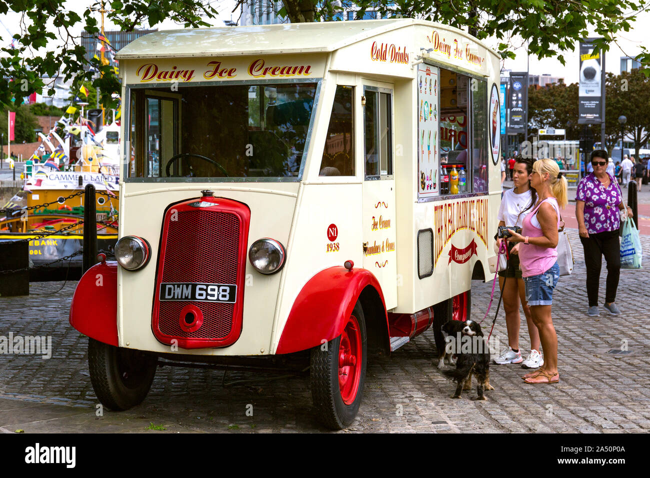 COMMER ICE CREAM VAN 1938 DWM 698 AM ALBERT DOCK LIVERPOOL Stockfoto