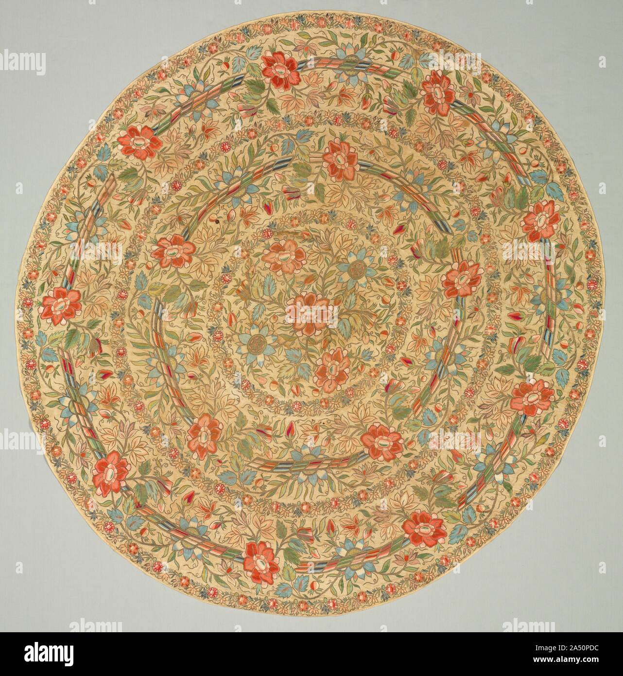 Bestickte Papierfachabdeckung, 1800. Aufwändig verziertes rundes Stickereien oft bedeckt das Metall Fächer, die traditionell freundlichen Türkischen Gastfreundschaft und Küche begleitet. Hier, üppiger Blumenschmuck und Kränze Lager große Blüten mit schattigen Blütenblätter bereichern die kreisförmigen Designs mit extravaganten vergoldeten Metallfäden und vielen üppigen Farben der Seide. Der gestickte Stiche fast die Bettwäsche Boden in einer spektakulären Tour-de-Force verbergen. Stockfoto
