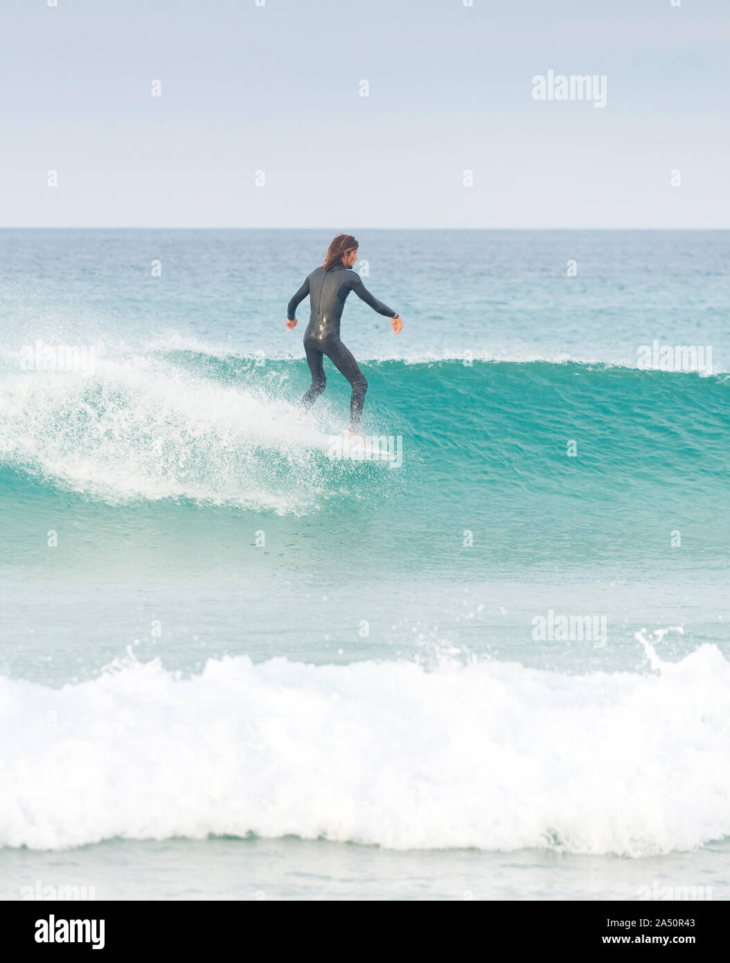 PENICHE, PORTUGAL - Dezember 02, 2016: Surfer auf einer Welle auf Surfbrett. Peniche ist ein berühmter Surfen in Portugal Stockfoto