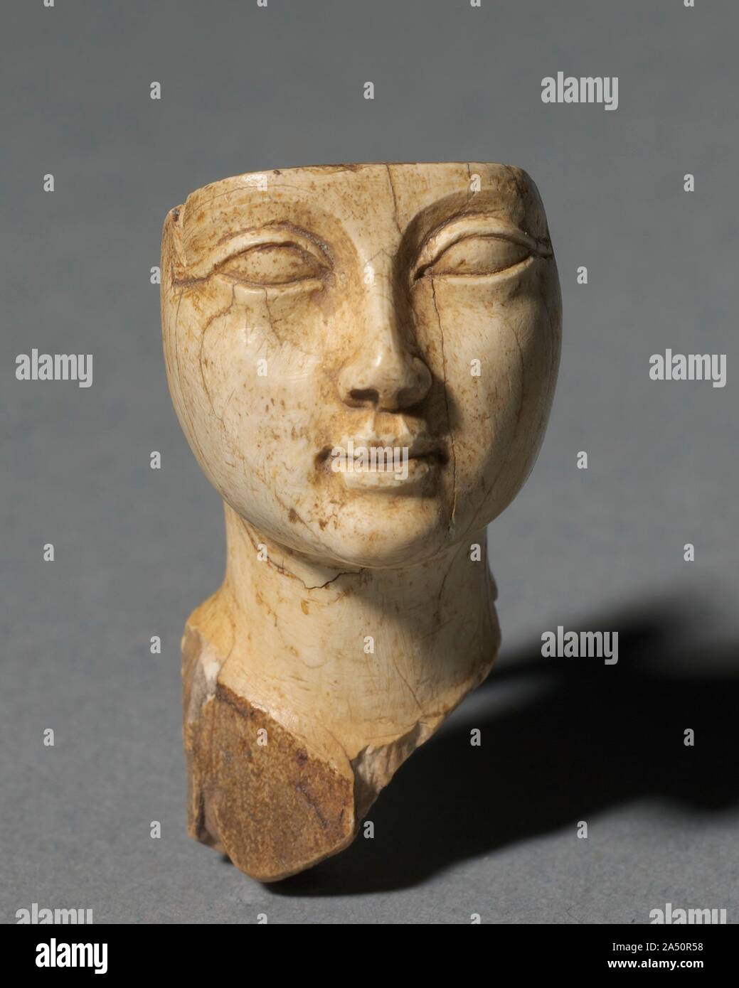 Gesicht von einer kosmetischen Löffel, 1391-1353 BC. Die alten ägyptischen Männern und Frauen liebte Kosmetik. Unguents, Öle und Düfte aus der aromatischen Pflanze Harze und Gummen gemacht wurden mit großem Aufwand aus fernen Ländern gewonnen. Die Objekte identifiziert mit Kosmetik, aufwendige Behandlung waren. Die luxuriösen Obsidian und gold Becher Tips an den kostbaren Inhalt es einmal statt. Andere sind phantasievoll in Form, wie ein straußenei. Der Gott Bes, Schutzgott der Kosmetik, selbst ist der Gegenstand einer bunten jar. Die fein geschnitzten menschliches Gesicht und den Kopf einer Giraffe dekoriert aufwendige Elfenbein kosmetische Löffel. Stockfoto