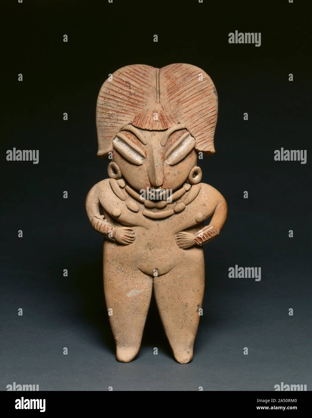 Weibliche Figur, C. 400-100 BC. Bestattungen aus alten Dörfer in der Nähe von Chupicuaro, Guanajuato enthalten Hunderte von Töpferwaren angeboten. Dazu gehören die bunten Schiffe und feste Figuren mit appliqu&#xe9; und anschneiden. Das fröhliche, ungezwungene Figuren waren wahrscheinlich die Toten mit Begleitung zur Verfügung zu stellen, und Ihnen von Ihren Lieben zu erinnern. Die Körper, Gesicht und Frisur dieser weiblichen Figur sind der Abgeflachten Lehm gebildet. Kleine Brötchen und Pellets werden hinzugefügt, um die Gesichtszüge und Ornamente; eingeschnitten, Markierungen und mineralische Pigmente sind die dekorativen Elementen zu erstellen. Stockfoto