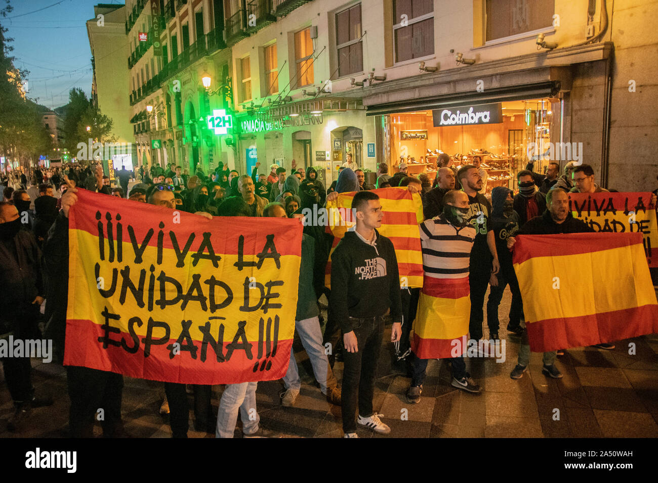 Hunderte von Menschen in Puerta del Sol in Madrid versammelt am Mittwoch (16. Oktober) zur Unterstützung der katalanischen Unabhängigkeit. Die Versammlung wurde später stören Stockfoto