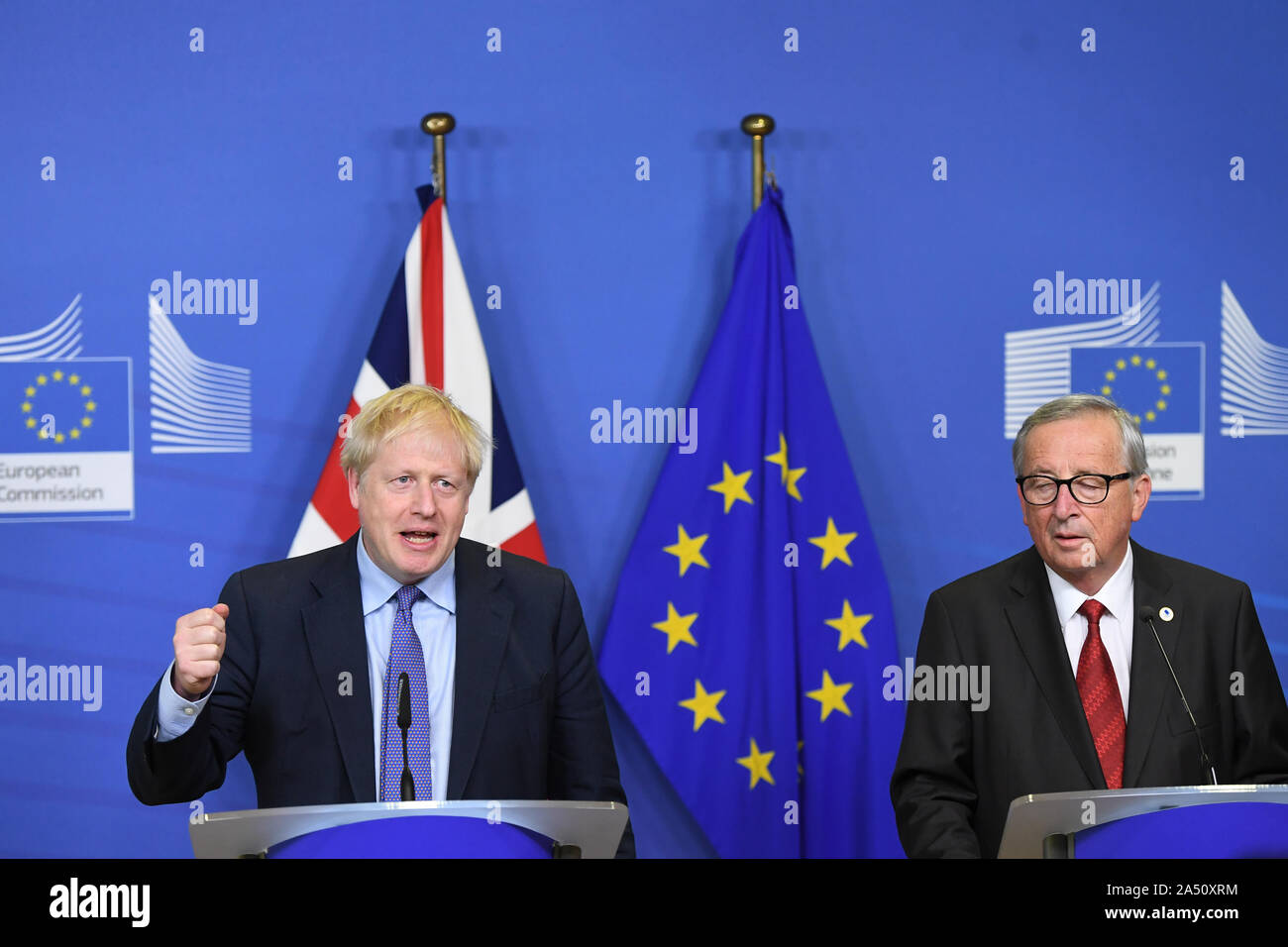 Der britische Premierminister Boris Johnson und Jean-Claude Juncker, der Präsident der Europäischen Kommission, Vor dem Öffnen von Sitzungen des Europäischen Rates zu EU-Zentrale in Brüssel. Stockfoto