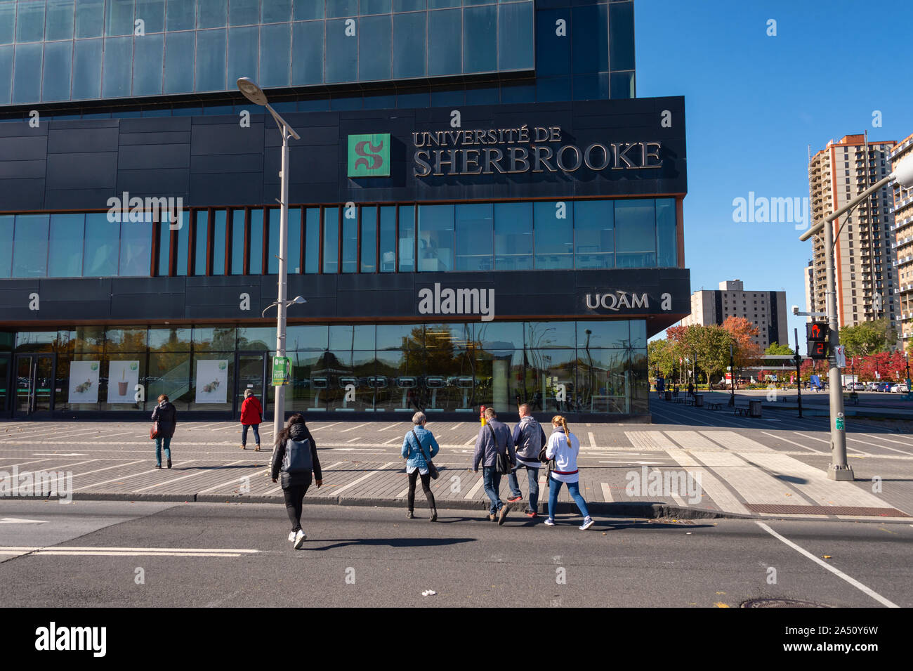 Longueuil, CA - 15. Oktober 2019: Fassade des Longueuil Campus der Universität von Sherbrooke Stockfoto