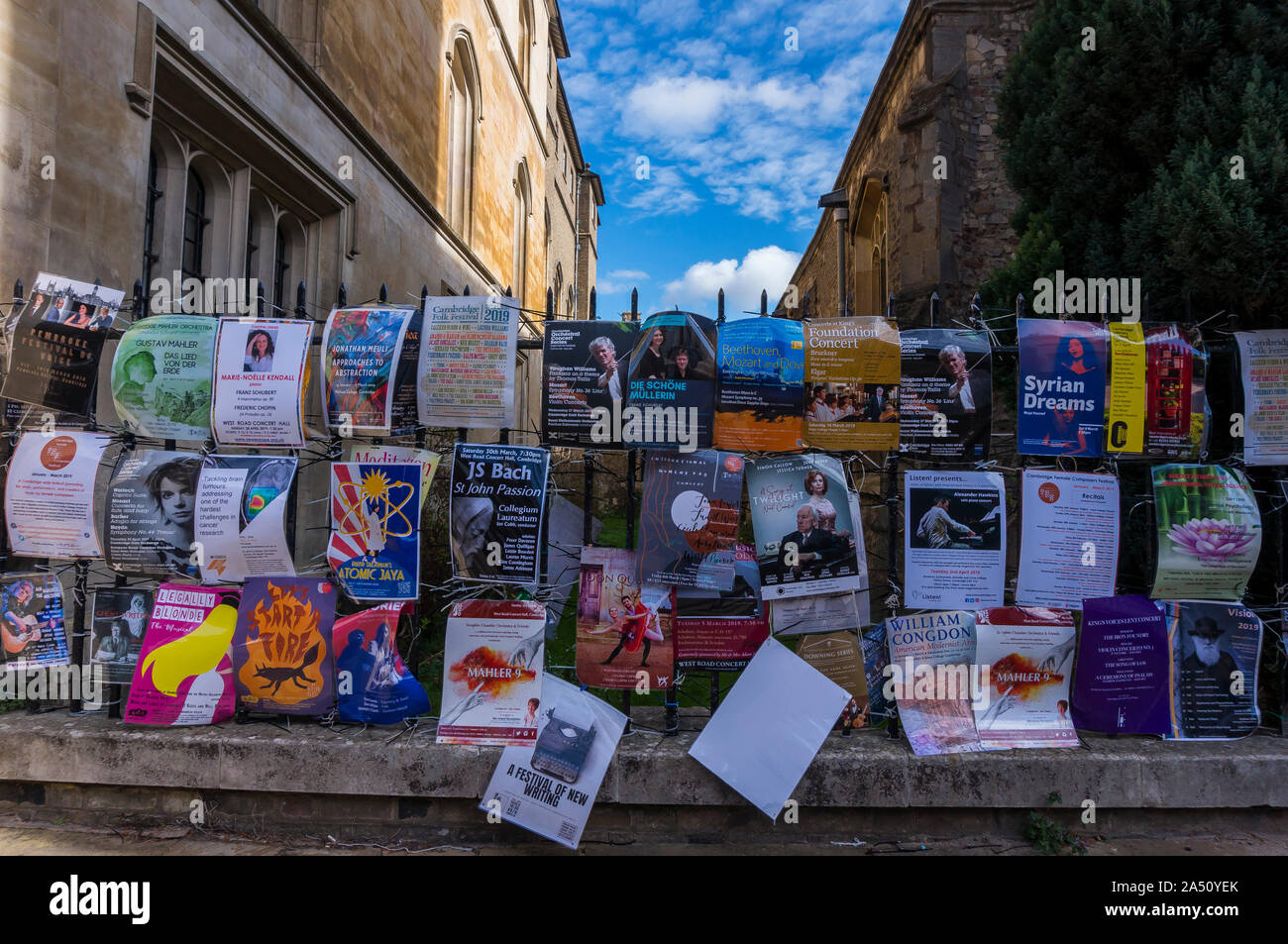 Die Erkundung der Cambridge Universität und Hochschulen an einem Frühlingstag. Schöne Cambridge University City Stockfoto