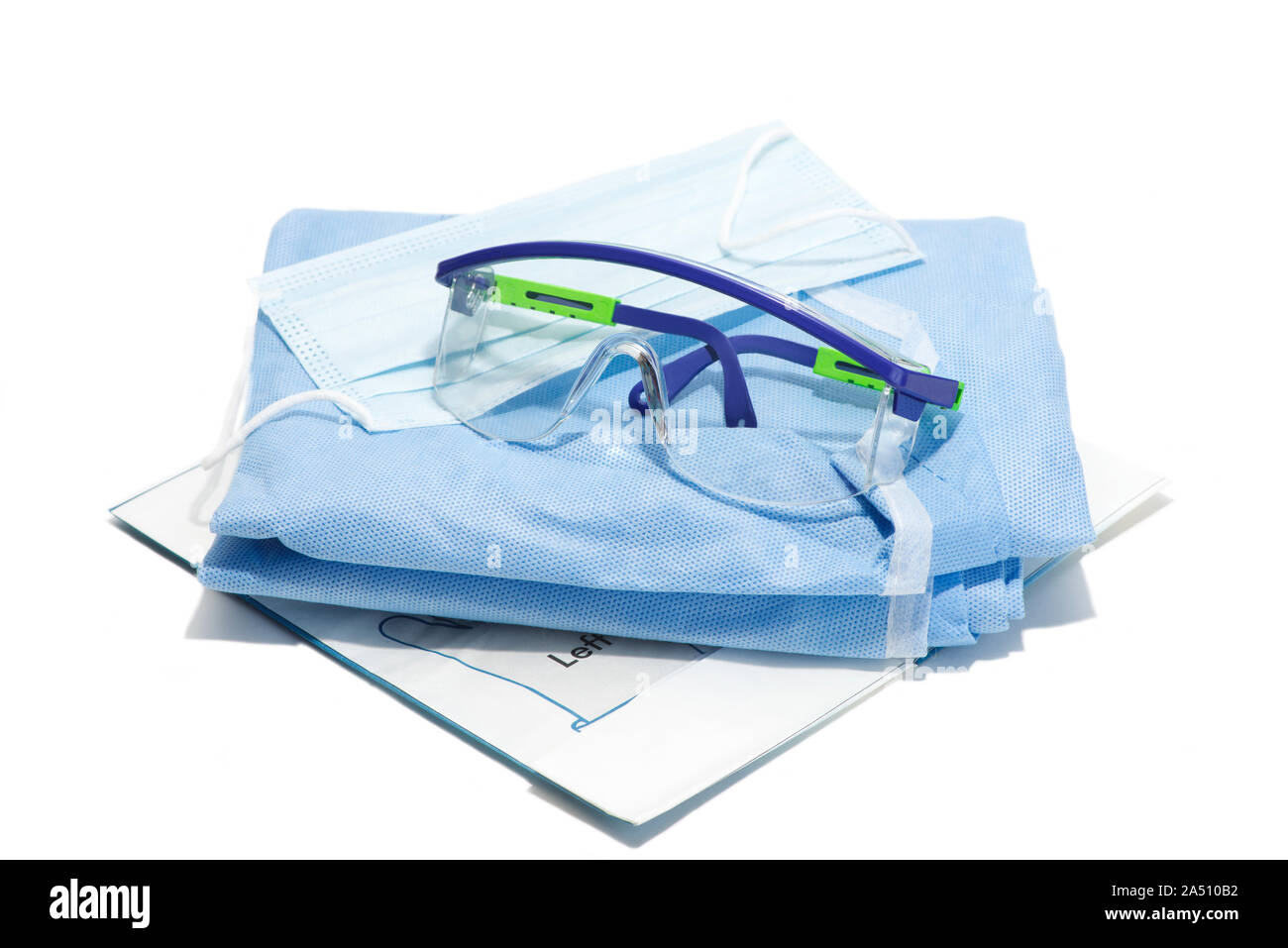 Handschuhe, Maske, Kittel und Schutzbrille für den persönlichen Schutz auf weißem Hintergrund. Stockfoto Handschuhe, Maske, Kittel und Schutzbrille für den persönlichen Schutz auf weißem Hintergrund. Stockfoto