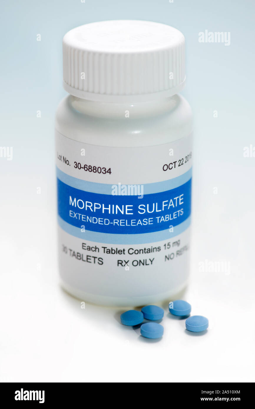Morphin sulfat Verordnungflasche und blau Morphiumpillen auf weißem Hintergrund. Stockfoto