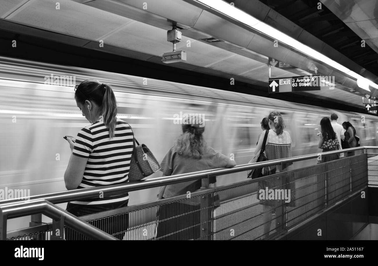 Schwarz und Weiß New York City U-Bahn Auto Bahnhof Leute warten Stockfoto