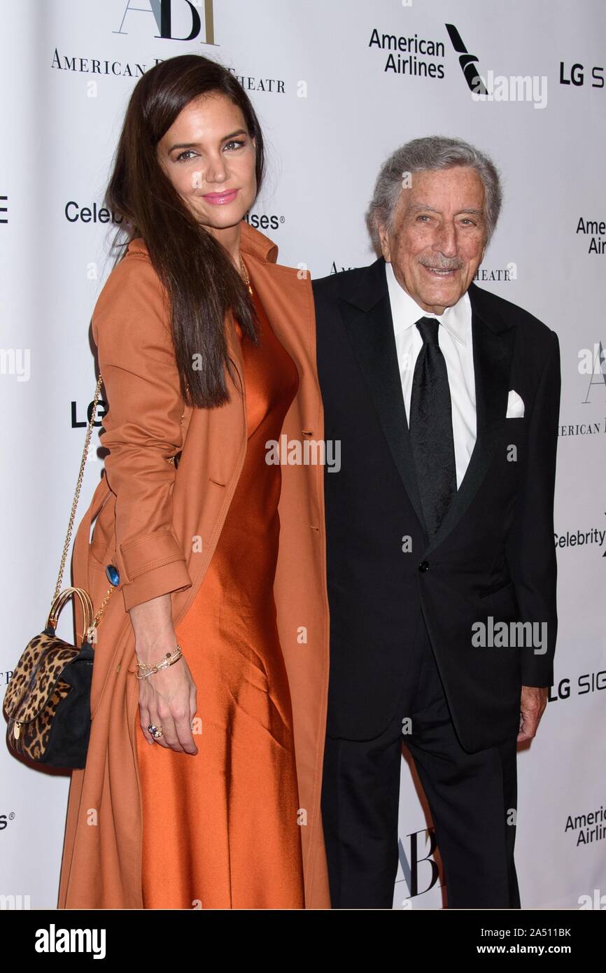 New York, NY, USA. 16 Okt, 2019. Katie Holmes, Tony Bennett in der Ankunftshalle für American Ballet Theatre fallen Gala, David H. Koch Theater im Lincoln Center, New York, NY 16. Oktober 2019. Credit: RCF/Everett Collection/Alamy leben Nachrichten Stockfoto