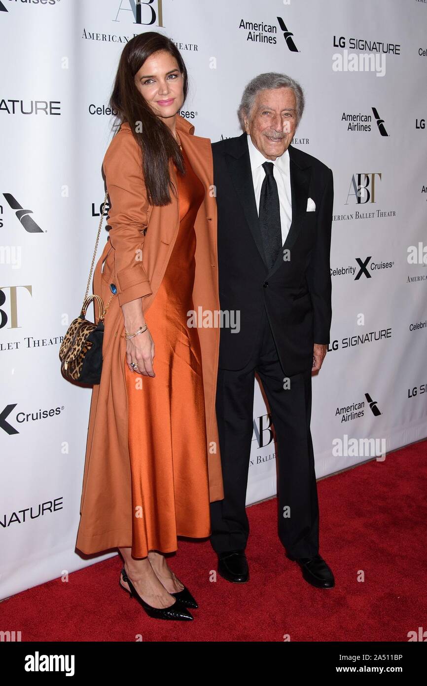 New York, NY, USA. 16 Okt, 2019. Katie Holmes, Tony Bennett in der Ankunftshalle für American Ballet Theatre fallen Gala, David H. Koch Theater im Lincoln Center, New York, NY 16. Oktober 2019. Credit: RCF/Everett Collection/Alamy leben Nachrichten Stockfoto