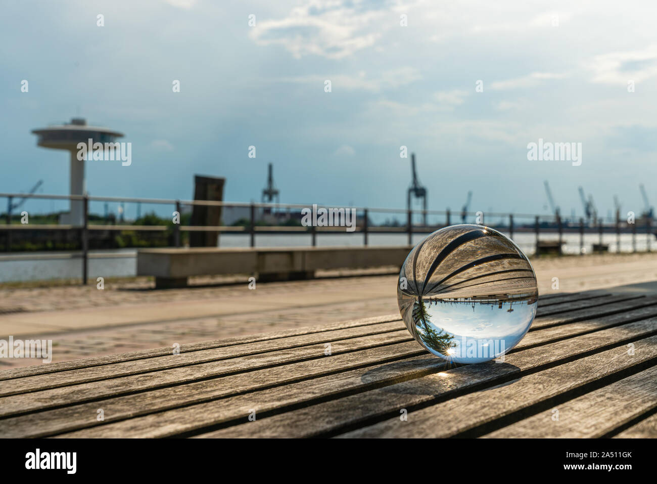 Ein Glas Kugel liegt auf einem Bech im Hamburger Hafen Stockfoto