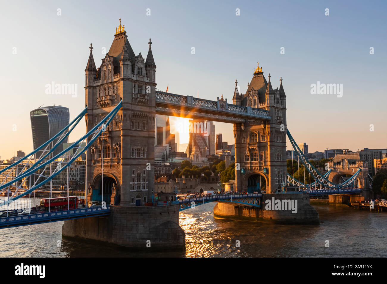 England, London, Tower Bridge am späten Nachmittag Licht und der Londoner City Skyline Stockfoto