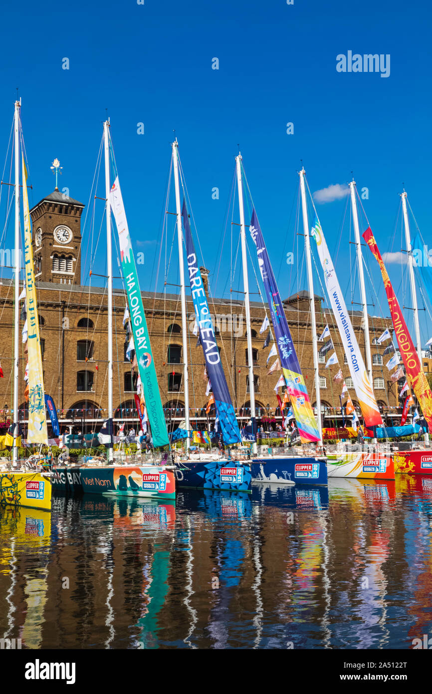 England, London, Wapping, St. Katharine Docks Marina, bunte Scherer Warten auf den Start der Bi-Annual Clipper Segelregatta rund um die Welt Stockfoto