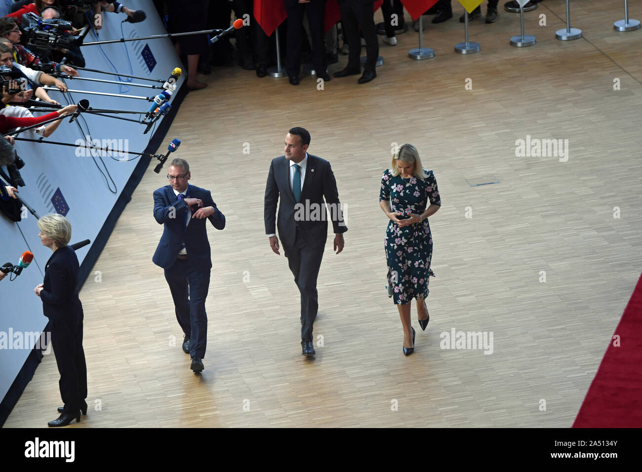 Taoiseach Leo Varadkar (Mitte) kommt vor der Öffnung die Sitzungen des Europäischen Rates zu EU-Zentrale in Brüssel. Stockfoto