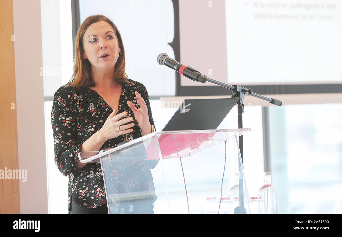 Angela McGowan, Direktor der Verband der Britischen Industrie in Nordirland bei der Zentralbank Konferenz, die Anspruch auf den Rand des Brexit und die wirtschaftlichen Folgen für die Insel Irland bei PWC in Dublin. Stockfoto