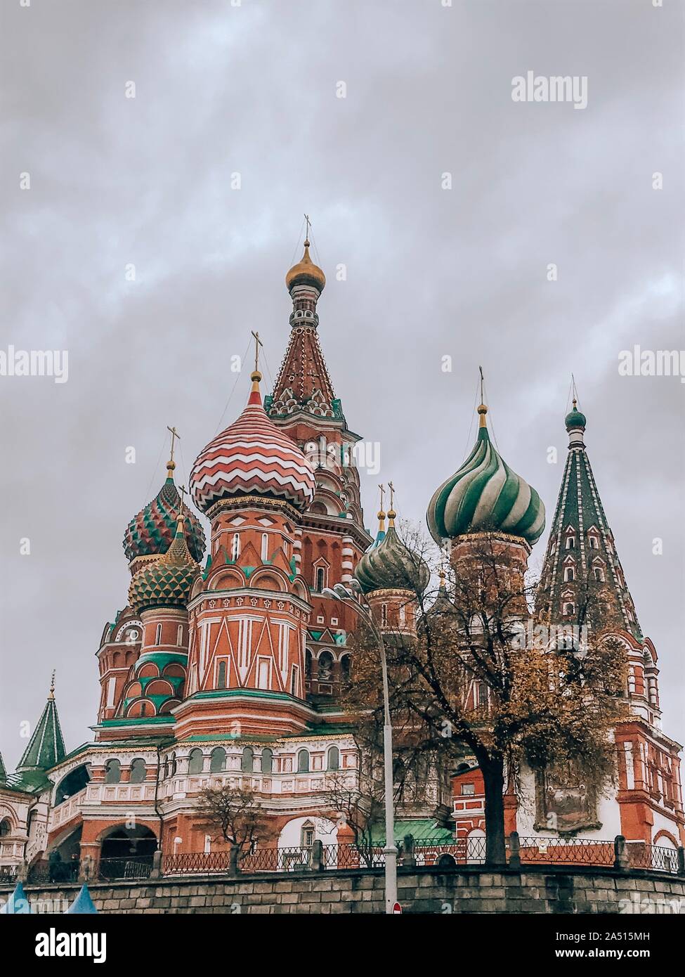 Moskau, Russland, Oktober, 12, 2019: Blick auf die Kathedrale der Fürsprache der seligen Jungfrau Maria und der hl. Basilius Kathedrale auf dem Roten Platz in Regen Herbst backgr Stockfoto