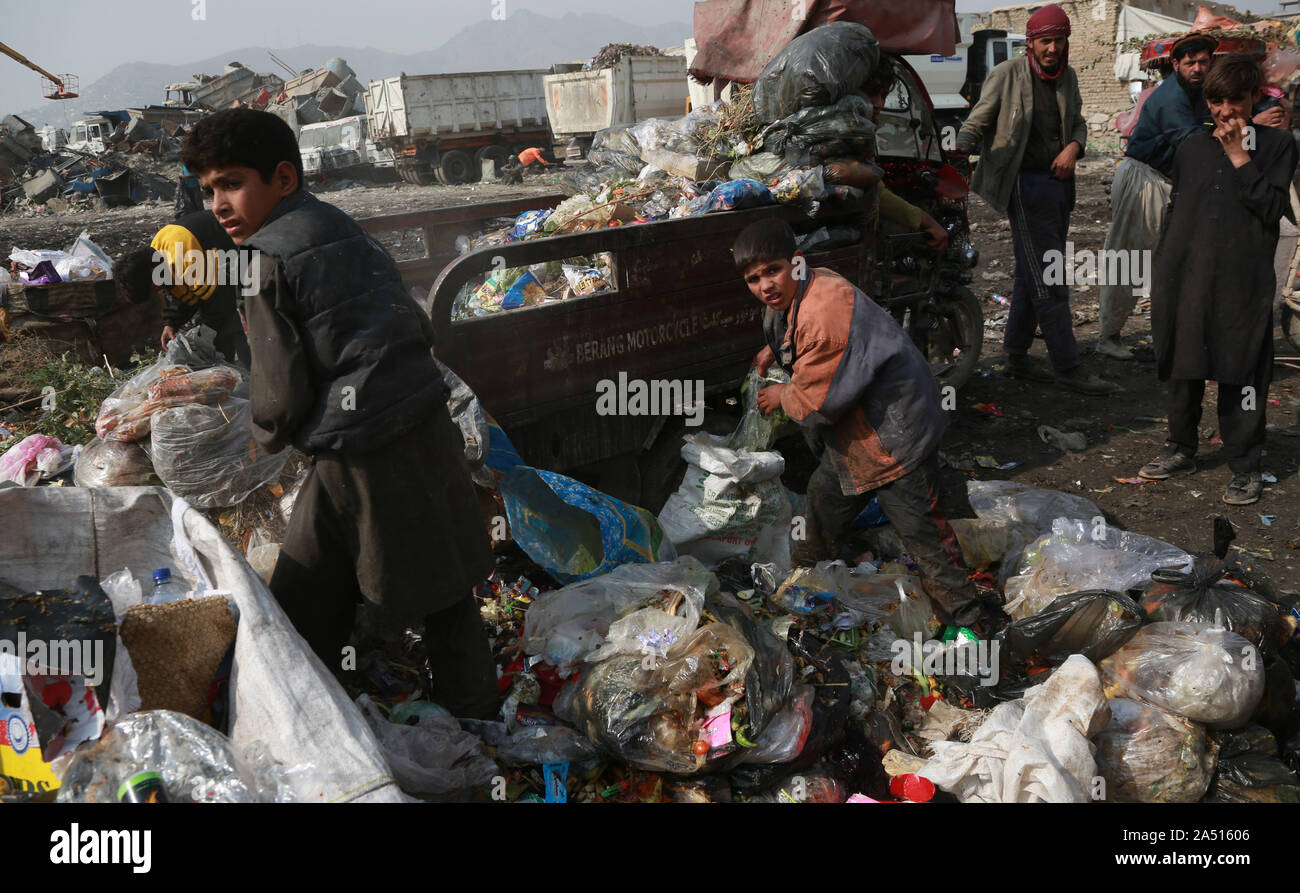 (191017) - KABUL, Oktober 17, 2019 (Xinhua) - Leute sammeln nützliche Dinge auf einem Hof in der Nähe von Müll a Displaced Persons Camp in Kabul, der Hauptstadt Afghanistans, Okt. 17, 2019. Okt. 17 markiert den 27. Internationalen Tag für die Beseitigung der Armut. (Xinhua / rahmatullah Alizadah) Stockfoto