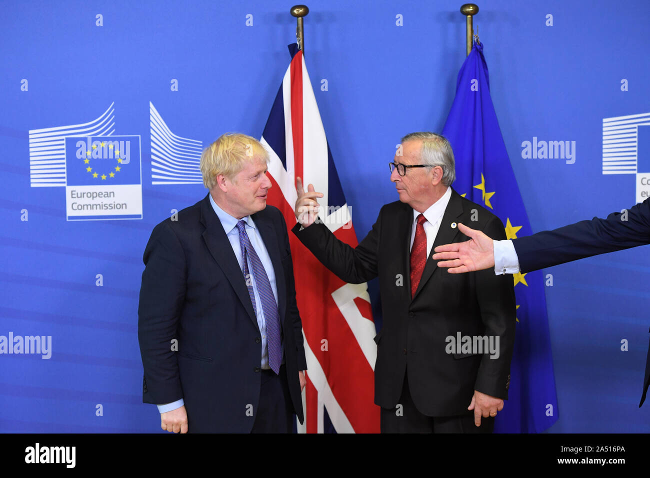 Premierminister Boris Johnson und Jean-Claude Juncker, der Präsident der Europäischen Kommission, Vor dem Öffnen von Sitzungen des Europäischen Rates zu EU-Zentrale in Brüssel. Stockfoto