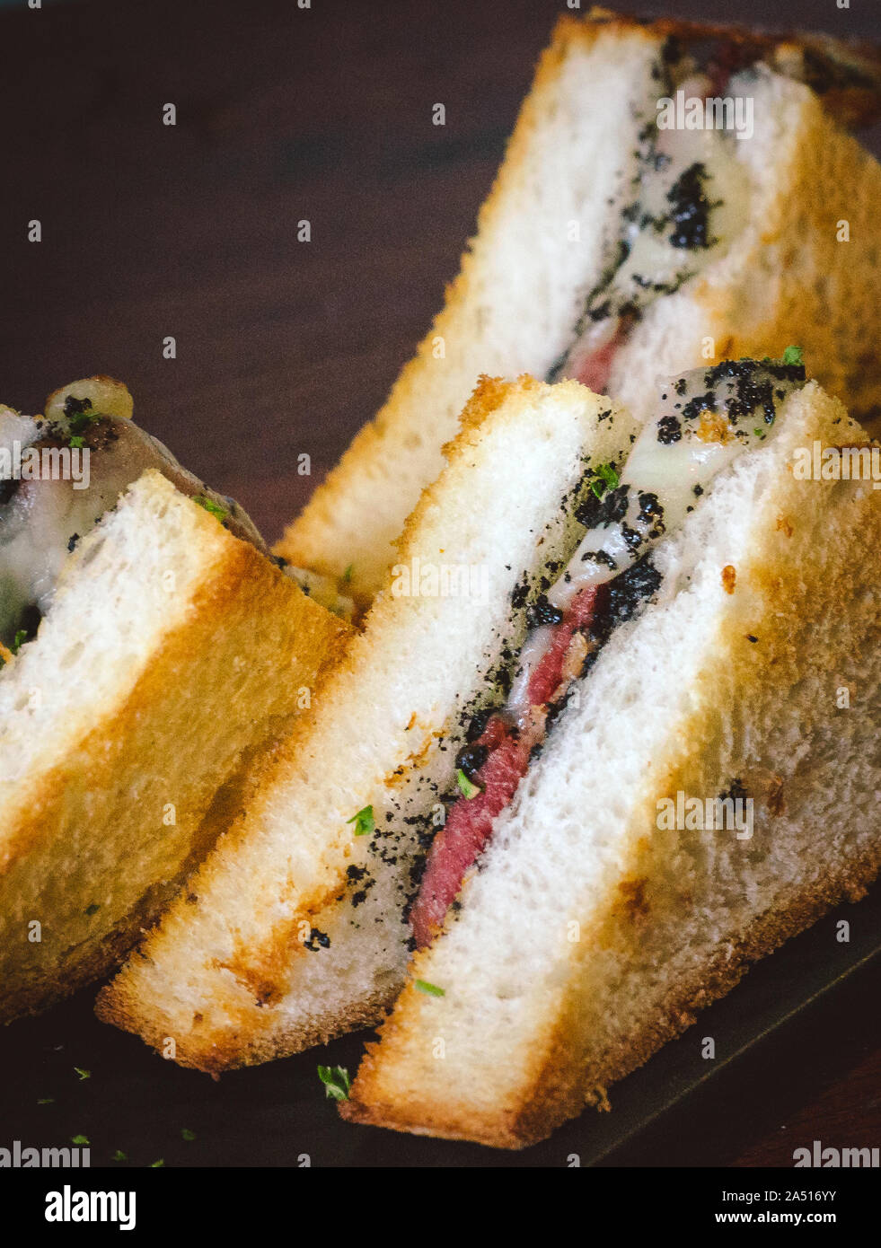 Trüffel Tramezzini geschmolzenen Mozzarella auf zartes Rindfleisch Speck in Brioche Brot mit schwarzem Trüffel Pastete Stockfoto