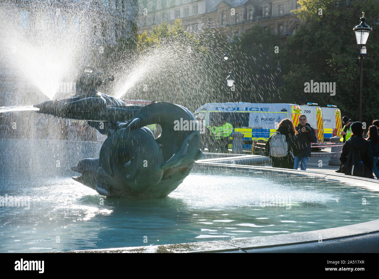 Trafalgar Square, London, UK. 17. Oktober 2019. Große am frühen Morgen polizeiliche Präsenz auf dem Trafalgar Square nach Aussterben Rebellion Klimawandel Demonstranten wurden von der Erfassung im Bereich gestoppt. Transporter aus Essex Polizei geparkt, Kent Polizei und Norfolk Constabulary. Credit: Malcolm Park/Alamy Leben Nachrichten. Stockfoto