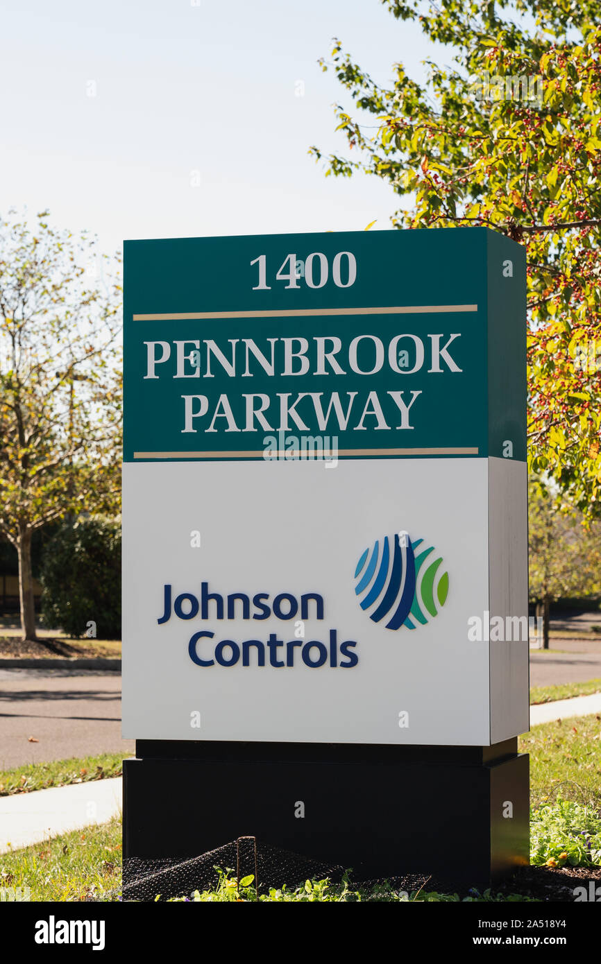 Lansdale, PA - Okt. 5, 2019: Zeichen für Johnson Controls, einem multinationalen Unternehmen, das Feuer, Heizungs-, Lüftungs-, und Sicherheitstechnik für Gebäude Stockfoto