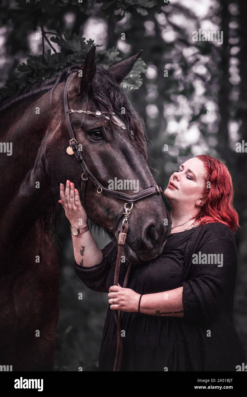 Frau mit Pferd Stockfoto