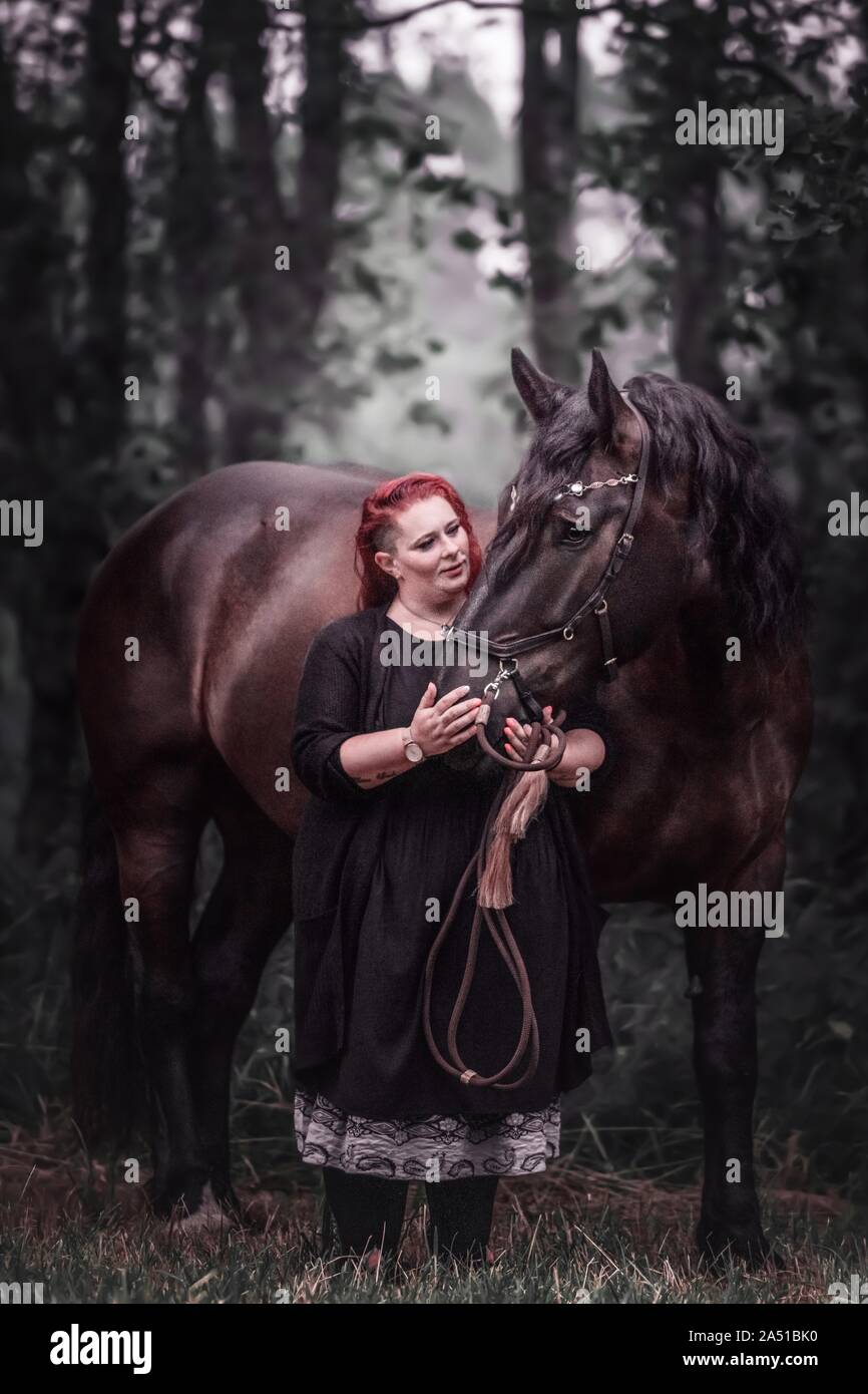 Frau mit Pferd Stockfoto