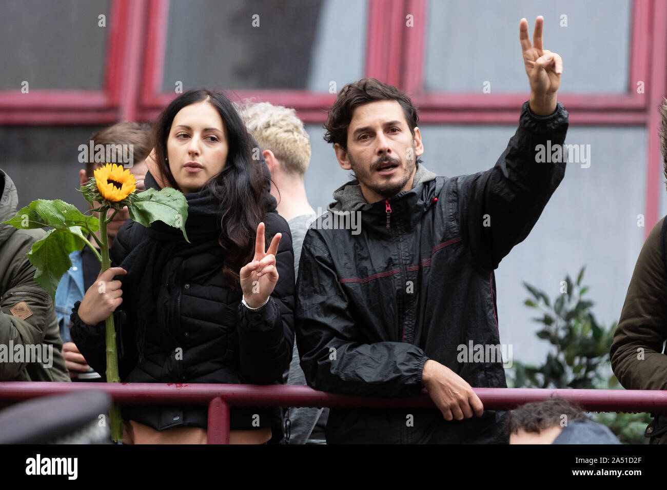 London. UK. 17. Oktober 2019. Aussterben Rebellion Demonstranten aus der tierischen Aufstand vegan Flügel aussen und gegenüber der Büros des Roten Traktor Versicherung Büros in London demonstrieren. Der rote Traktor ist ein Food Assurance Scheme, die bei der Produktion Standards für Sicherheit, Hygiene, des Tierschutzes und der Lebensmittelerzeugung aussieht. Credit: Alamy leben Nachrichten Stockfoto