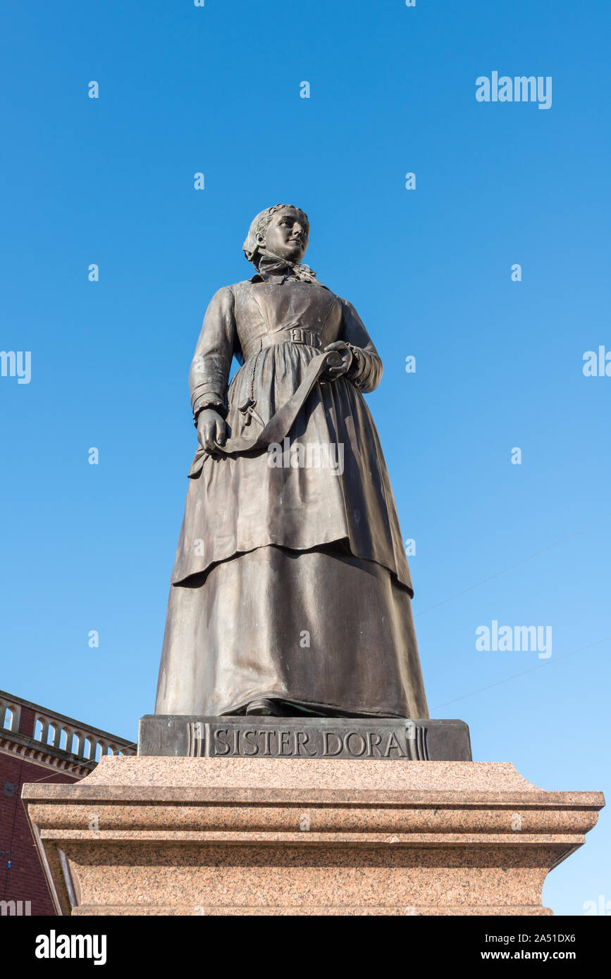 Große Bronzestatue von Dorothy Wyndlow Pattison auch als Schwester Dora von Francis John Williamson in Walsall Town Center in den West Midlands, Großbritannien bekannt Stockfoto