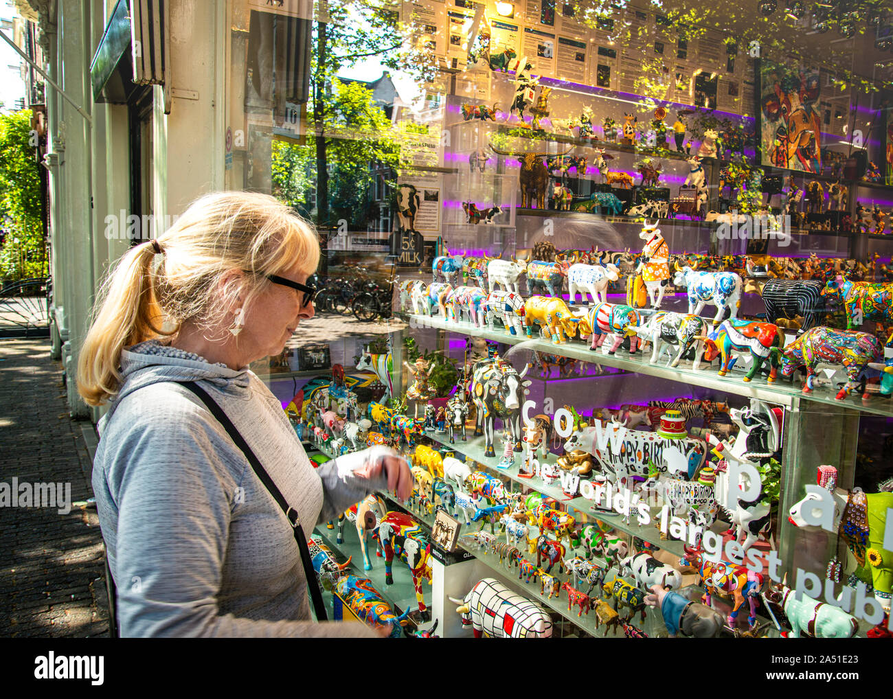 Schaufensterbummel für Frauen, die ungewöhnliche Geschenke aus dem berühmten Kuhmuseum in Amsterdam betrachten. Stockfoto