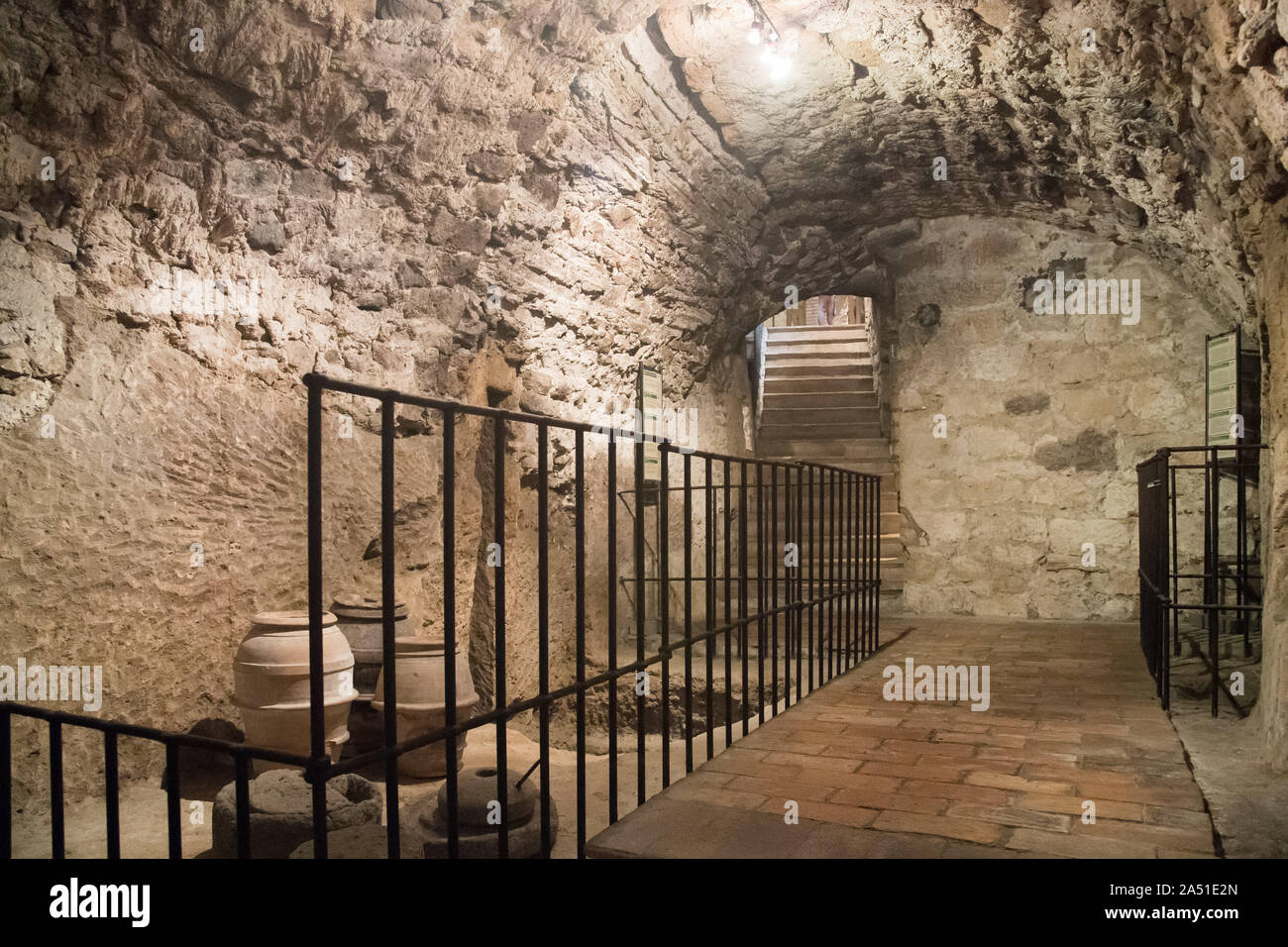 36 m tief und Etruskischen Pozzo Della Cava im historischen Zentrum von Orvieto, Umbrien, Italien. 20. August 2019, in Tuffstein 6 - 5 Jahrhunderte ausgegraben BC Stockfoto