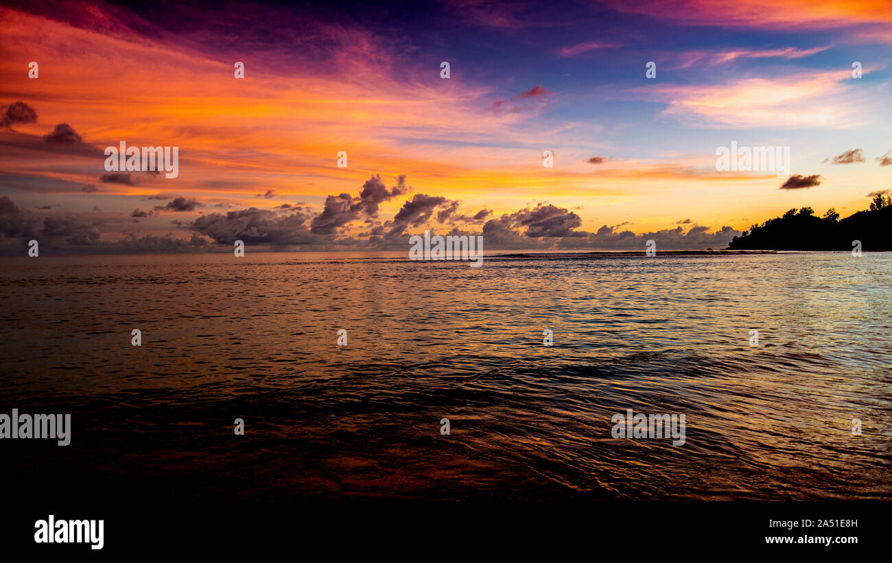 Die Natur zeigt ihre wunderschöne Farbpalette bei Sonnenuntergang, mit Blick auf das Meer. Stockfoto