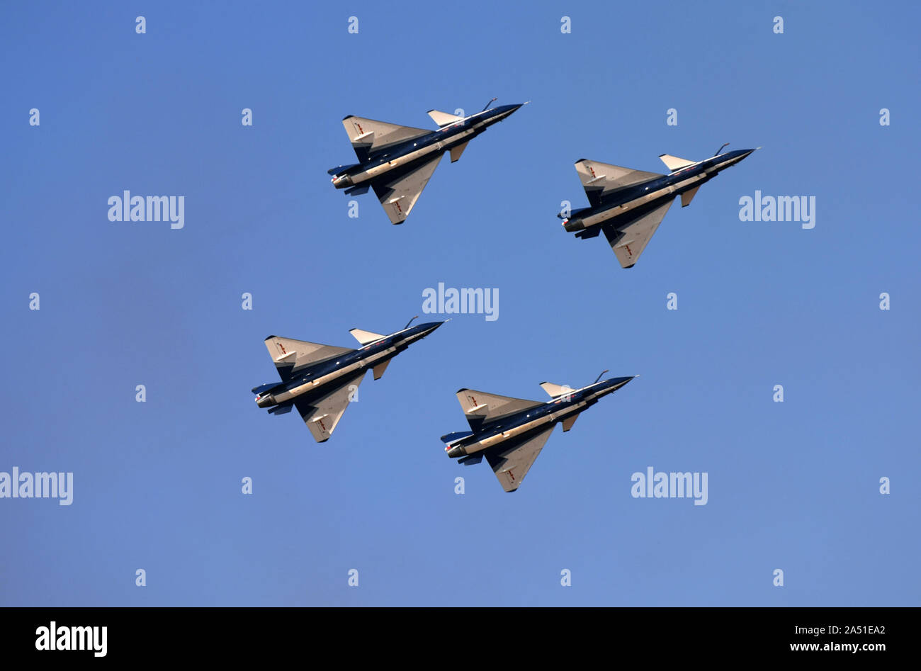 (191017) - CHANGCHUN, Oktober 17, 2019 (Xinhua) - die Bayi (1. August) Aerobatic Team führt während einer Aktivität Feiern zum 70. Jahrestag der Gründung der chinesischen Volksbefreiungsarmee (PLA) Air Force in Changchun, Hauptstadt der Provinz Jilin im Nordosten Chinas, Okt. 17, 2019. Die fünf Tage, in denen die PLA Air Force präsentieren Waffen und Ausrüstung und bieten aerobatic zeigt seinen 70 Gründung Jubiläum zu feiern, hier am Donnerstag trat. Das Publikum kann ihre Augen fest auf Kunstflug Flüge, Fallschirm zeigt, die Bekämpfung der Übungen der dritten Generation Kämpfer und Demonst Stockfoto