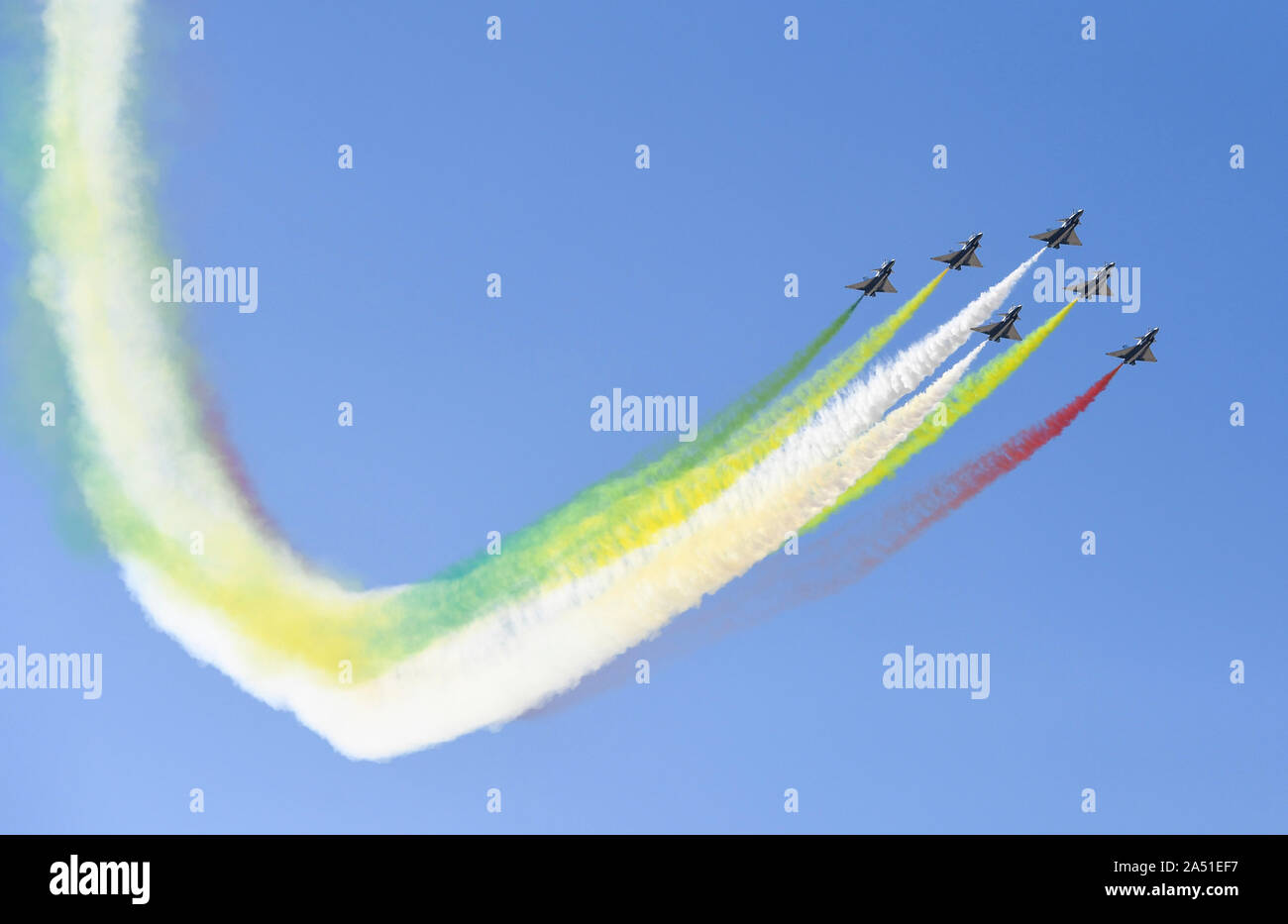 (191017) - CHANGCHUN, Oktober 17, 2019 (Xinhua) - die Bayi (1. August) Aerobatic Team führt während einer Aktivität Feiern zum 70. Jahrestag der Gründung der chinesischen Volksbefreiungsarmee (PLA) Air Force in Changchun, Hauptstadt der Provinz Jilin im Nordosten Chinas, Okt. 17, 2019. Die fünf Tage, in denen die PLA Air Force präsentieren Waffen und Ausrüstung und bieten aerobatic zeigt seinen 70 Gründung Jubiläum zu feiern, hier am Donnerstag trat. Das Publikum kann ihre Augen fest auf Kunstflug Flüge, Fallschirm zeigt, die Bekämpfung der Übungen der dritten Generation Kämpfer und Demonst Stockfoto