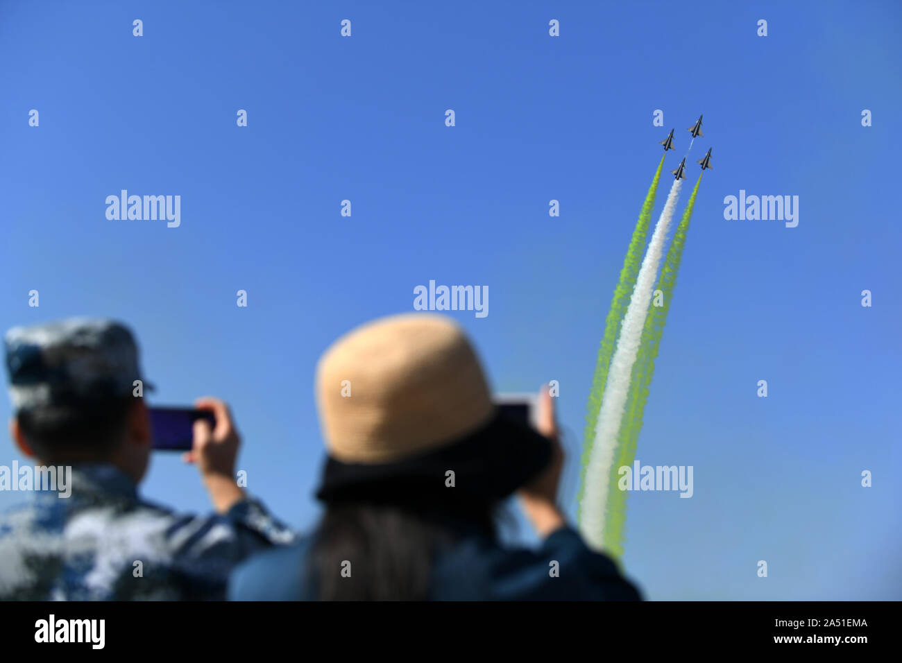 (191017) - CHANGCHUN, Oktober 17, 2019 (Xinhua) - die Bayi (1. August) Aerobatic Team führt während einer Aktivität Feiern zum 70. Jahrestag der Gründung der chinesischen Volksbefreiungsarmee (PLA) Air Force in Changchun, Hauptstadt der Provinz Jilin im Nordosten Chinas, Okt. 17, 2019. Die fünf Tage, in denen die PLA Air Force präsentieren Waffen und Ausrüstung und bieten aerobatic zeigt seinen 70 Gründung Jubiläum zu feiern, hier am Donnerstag trat. Das Publikum kann ihre Augen fest auf Kunstflug Flüge, Fallschirm zeigt, die Bekämpfung der Übungen der dritten Generation Kämpfer und Demonst Stockfoto