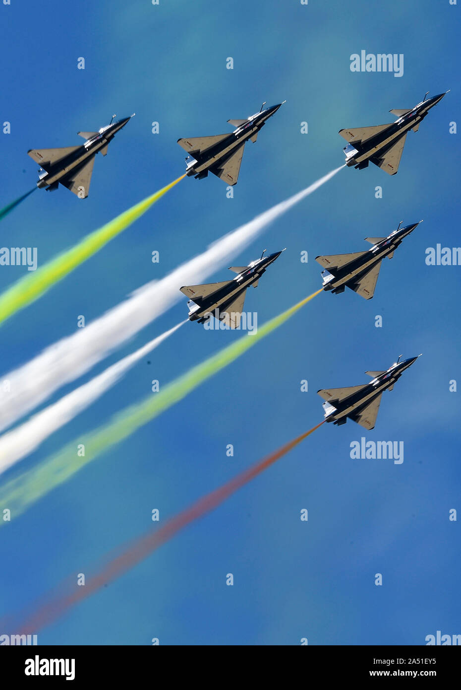 (191017) - CHANGCHUN, Oktober 17, 2019 (Xinhua) - die Bayi (1. August) Aerobatic Team führt während einer Aktivität Feiern zum 70. Jahrestag der Gründung der chinesischen Volksbefreiungsarmee (PLA) Air Force in Changchun, Hauptstadt der Provinz Jilin im Nordosten Chinas, Okt. 17, 2019. Die fünf Tage, in denen die PLA Air Force präsentieren Waffen und Ausrüstung und bieten aerobatic zeigt seinen 70 Gründung Jubiläum zu feiern, hier am Donnerstag trat. Das Publikum kann ihre Augen fest auf Kunstflug Flüge, Fallschirm zeigt, die Bekämpfung der Übungen der dritten Generation Kämpfer und Demonst Stockfoto