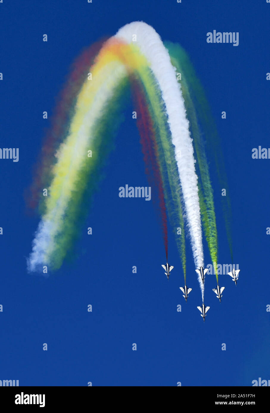 (191017) - CHANGCHUN, Oktober 17, 2019 (Xinhua) - die Bayi (1. August) Aerobatic Team führt während einer Aktivität Feiern zum 70. Jahrestag der Gründung der chinesischen Volksbefreiungsarmee (PLA) Air Force in Changchun, Hauptstadt der Provinz Jilin im Nordosten Chinas, Okt. 17, 2019. Die fünf Tage, in denen die PLA Air Force präsentieren Waffen und Ausrüstung und bieten aerobatic zeigt seinen 70 Gründung Jubiläum zu feiern, hier am Donnerstag trat. Das Publikum kann ihre Augen fest auf Kunstflug Flüge, Fallschirm zeigt, die Bekämpfung der Übungen der dritten Generation Kämpfer und Demonst Stockfoto