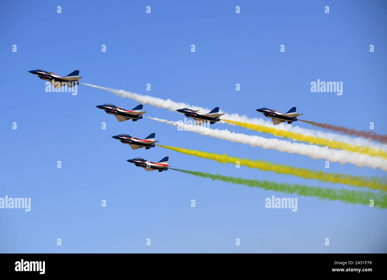 (191017) - CHANGCHUN, Oktober 17, 2019 (Xinhua) - die Bayi (1. August) Aerobatic Team führt während einer Aktivität Feiern zum 70. Jahrestag der Gründung der chinesischen Volksbefreiungsarmee (PLA) Air Force in Changchun, Hauptstadt der Provinz Jilin im Nordosten Chinas, Okt. 17, 2019. Die fünf Tage, in denen die PLA Air Force präsentieren Waffen und Ausrüstung und bieten aerobatic zeigt seinen 70 Gründung Jubiläum zu feiern, hier am Donnerstag trat. Das Publikum kann ihre Augen fest auf Kunstflug Flüge, Fallschirm zeigt, die Bekämpfung der Übungen der dritten Generation Kämpfer und Demonst Stockfoto