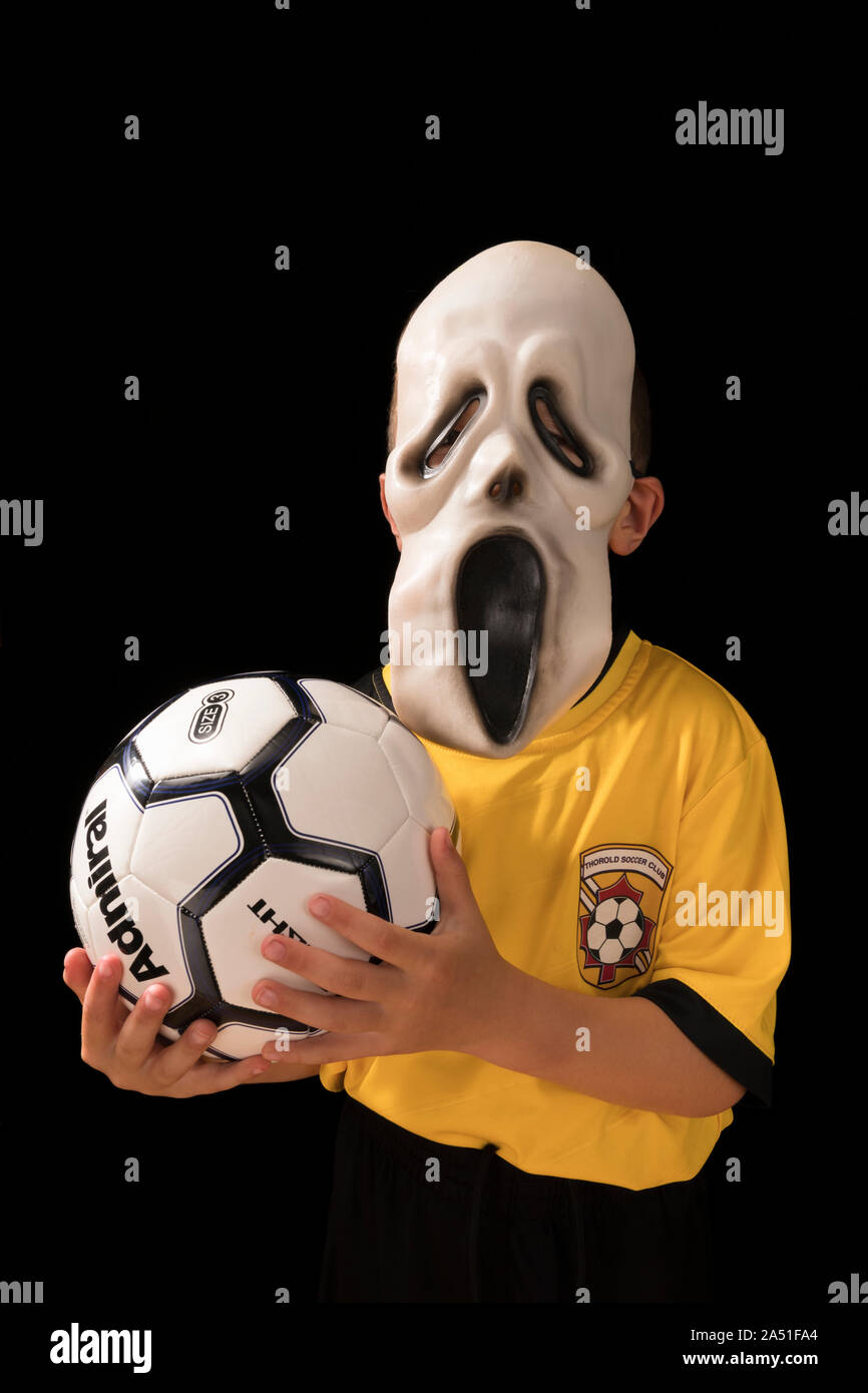 Kind gekleidet in Halloween Kostüm wie ein Fußball-Spieler Stockfoto