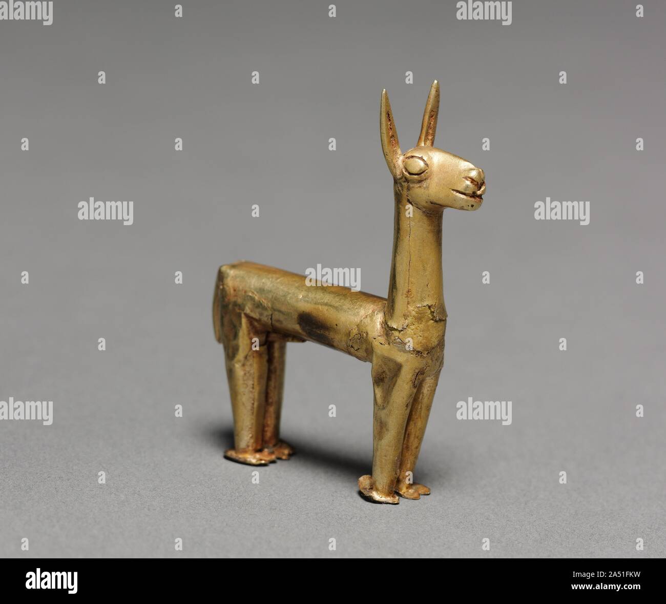 Llama-Figur, 1400-1532. Edelmetall war ein großer Inka künstlerisches Medium, aber die meisten wurde nach der Eroberung des spanischen Hofes zu finanzieren geschmolzen. Das einzige bleibt, sind kleine Objekte aus den Gräbern und Angeboten. Figuren in Gold, wie diese, haben in Heiligtümern der heiligen Berge, wo Sie Kind Opfer im Angebot in Zeiten der Krise, wie Hungersnöte, begleitet gefunden worden. Stockfoto