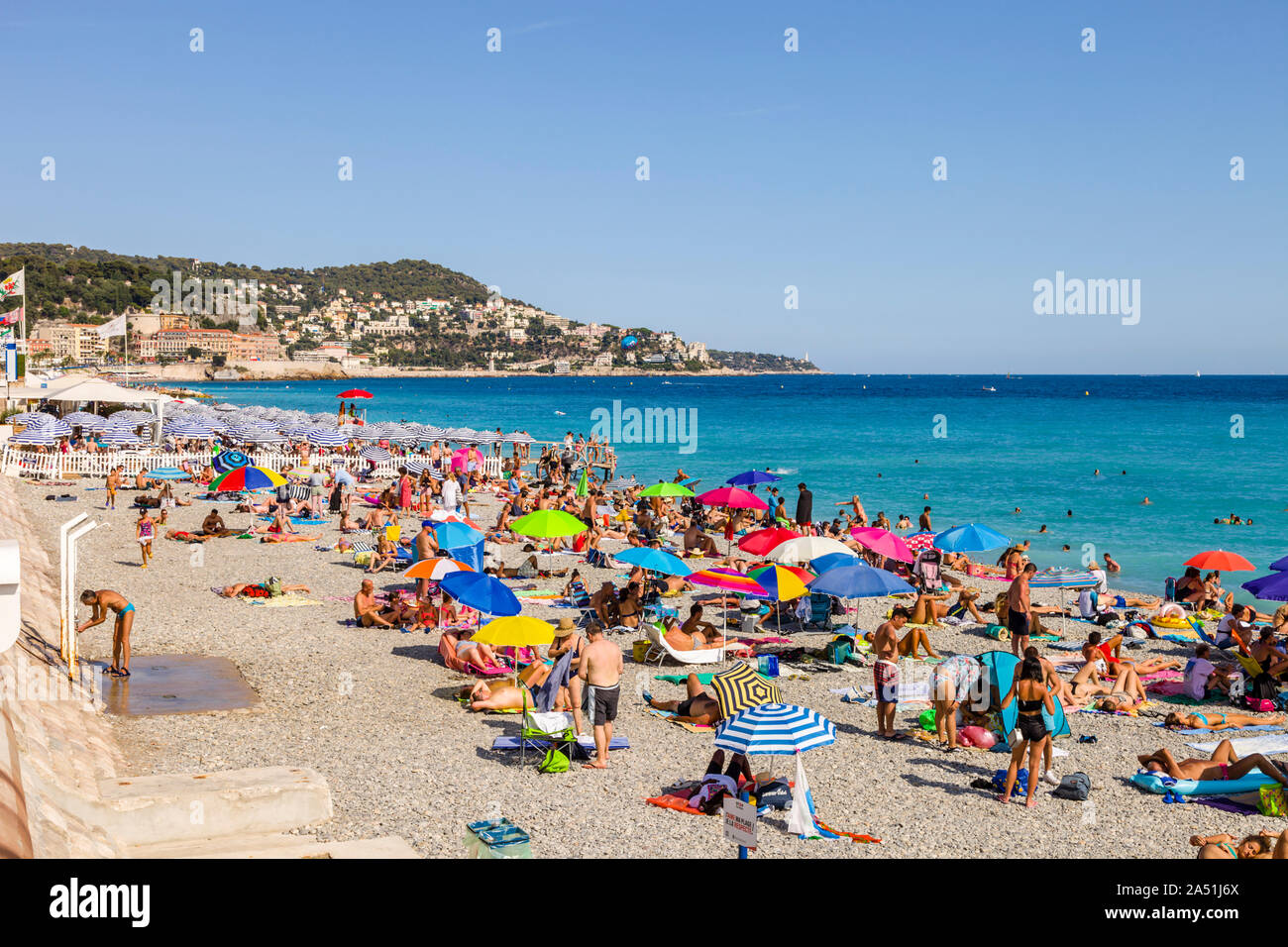 Blick über den Strand in Richtung Pointe de Rauba-Capeu, Nizza Stockfoto