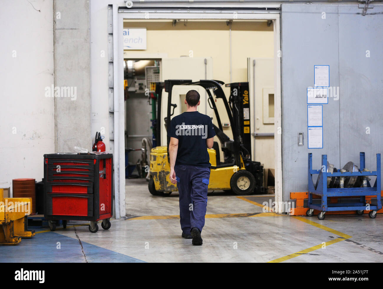 Cassis, Frankreich. 14 Okt, 2019. Ein Arbeiter in der Fabrik des Moteurs Baudouin in Cassis gesehen wird, Südfrankreich, Okt. 14, 2019. Baudouin produziert Dieselmotoren seit 1918. 2009, Baudouin wurde von der chinesischen Weichai Power und sein Name wurde in Moteurs Baudouin verändert haben. Ein Zentrum für Forschung und Entwicklung wurde später im Jahr 2009 an der Baudouin Hauptsitz in Cassis geöffnet. Das Unternehmen wird in der zweiten China International Import Expo (CIIE) geplant für November 5-10 in Shanghai, China teilnehmen. Credit: Gao Jing/Xinhua/Alamy leben Nachrichten Stockfoto