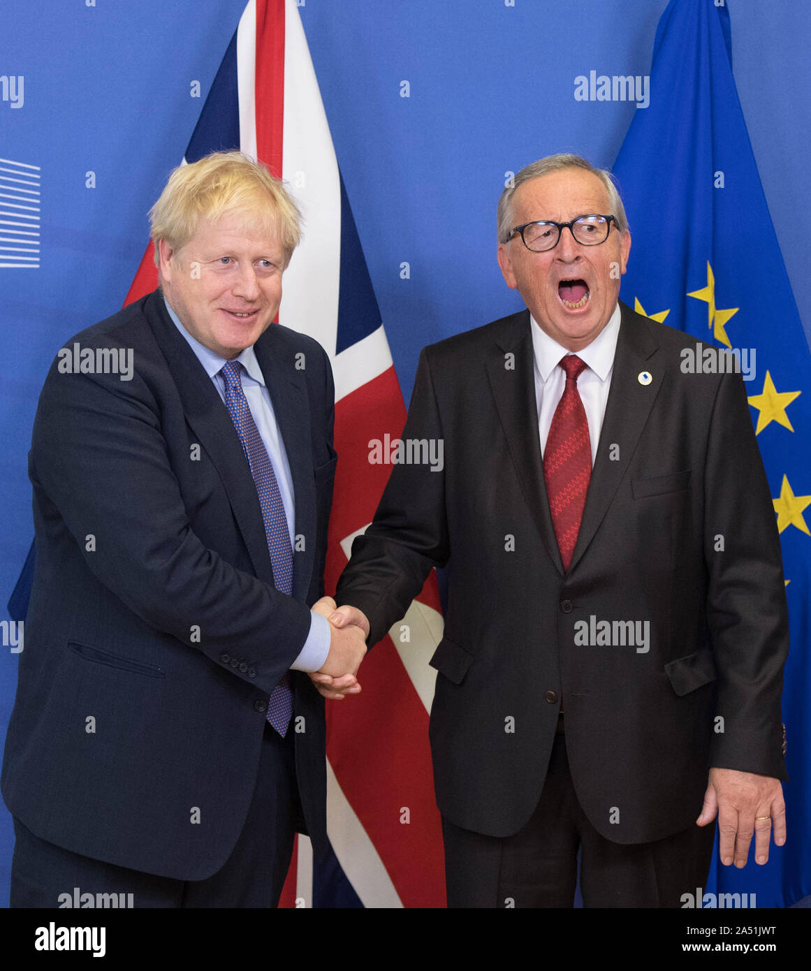Der britische Premierminister Boris Johnson (links) und Jean-Claude Juncker, der Präsident der Europäischen Kommission, Vor dem Öffnen von Sitzungen des Europäischen Rates zu EU-Zentrale in Brüssel. Stockfoto
