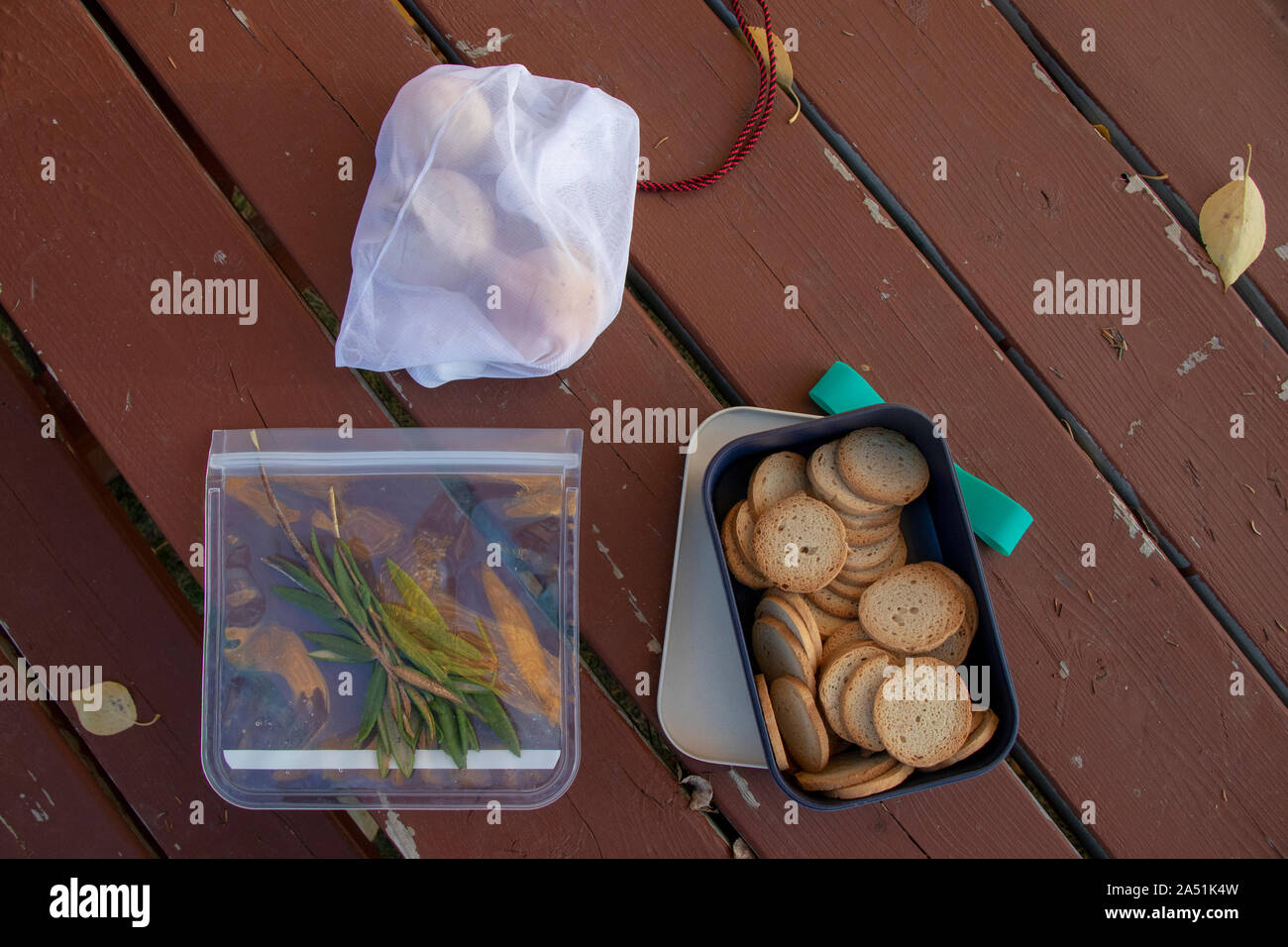 Wiederverwendbare Taschen und Container auf Picknick-Tisch, Blick von oben, Camping, Reisen, Outdoor, Nachhaltige Praktiken Stockfoto