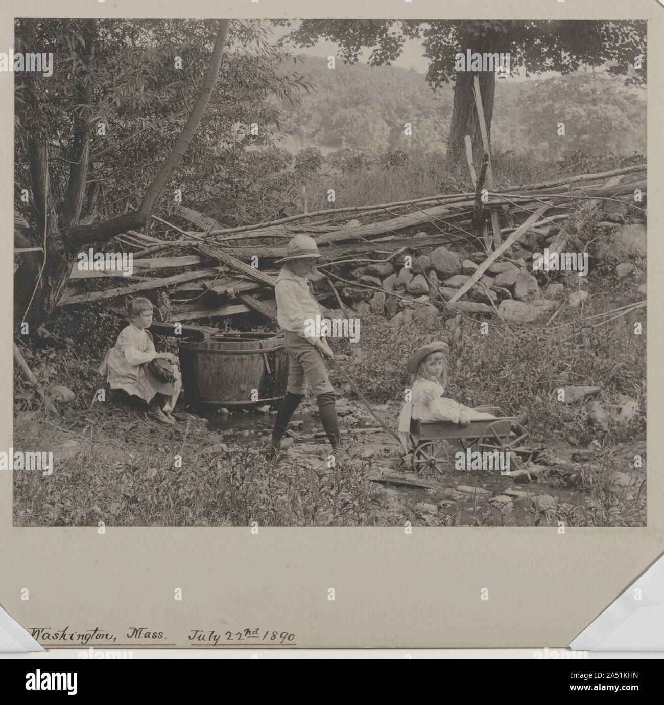 Mount Washington, Massachusetts, 22. Juli 1890, 1890. An der Wende des 20. Jahrhunderts, Redfield war ein führender Verfechter der Inszenierung einfach Szenen im Freien, statt zu einem Studio Einstellung begrenzt wird. Hier, der Philadelphia - Fotograf geboren vorsichtig die drei Kinder in den Vordergrund dieser malerischen Landschaft, die von einem Split - Rampe und Stone Fence dominiert positioniert. Die Druckfunktionen seine Interessen in Klarheit und Treue und atmosphärische Effekte. In diesem ländlichen Szene, verwendete er die warme, zarte Tonumfang eines Platin drucken subtile Variationen und Nuancen von Licht zu machen. Für zwei Decade Stockfoto